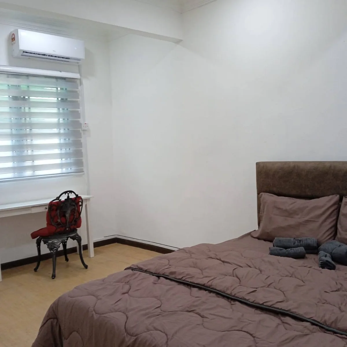 Bedroom with a bed, window and wall-mounted air conditioner at Paradise Lodge
